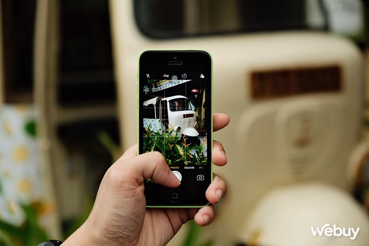 Bên cạnh đó, camera của thiết bị cũng góp phần tạo nên xu hướng khi mang lại chất ảnh hơi “hạt”, không quá sắc nét nhưng lại gần gũi và chân thực.(Ảnh: Webuy)