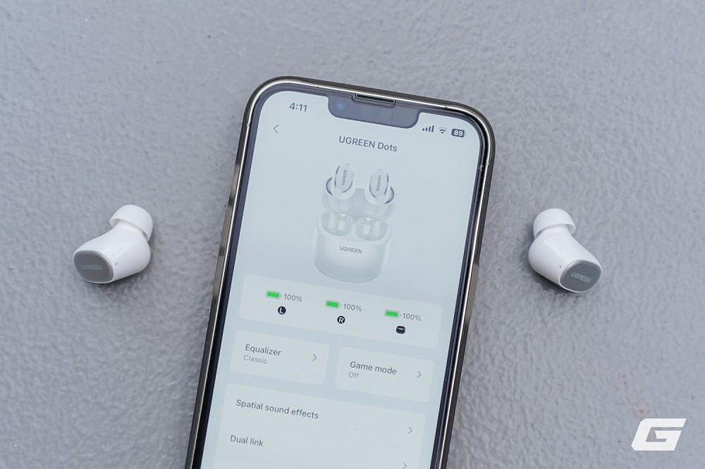 Pin dùng liên tục 7 giờ, tổng 35 giờ với hộp sạc, hỗ trợ sạc nhanh 10 phút cho 2 giờ nghe.(Ảnh: Genk)