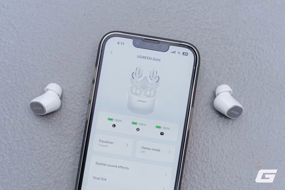 Pin dùng liên tục 7 giờ, tổng 35 giờ với hộp sạc, hỗ trợ sạc nhanh 10 phút cho 2 giờ nghe.(Ảnh: Genk)