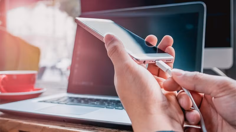 Thực tế, cổng USB máy tính chỉ cung cấp dòng điện thấp hơn so với bộ sạc chuẩn.