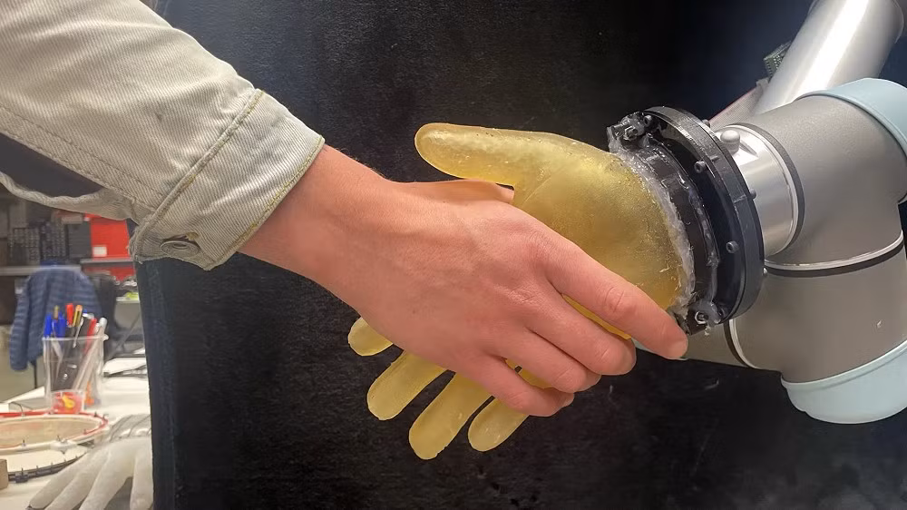 Thiết kế mô-đun dạng miếng vá từ tính giúp việc bảo trì và thay thế linh kiện robot diễn ra nhanh chóng, hiệu quả hơn.