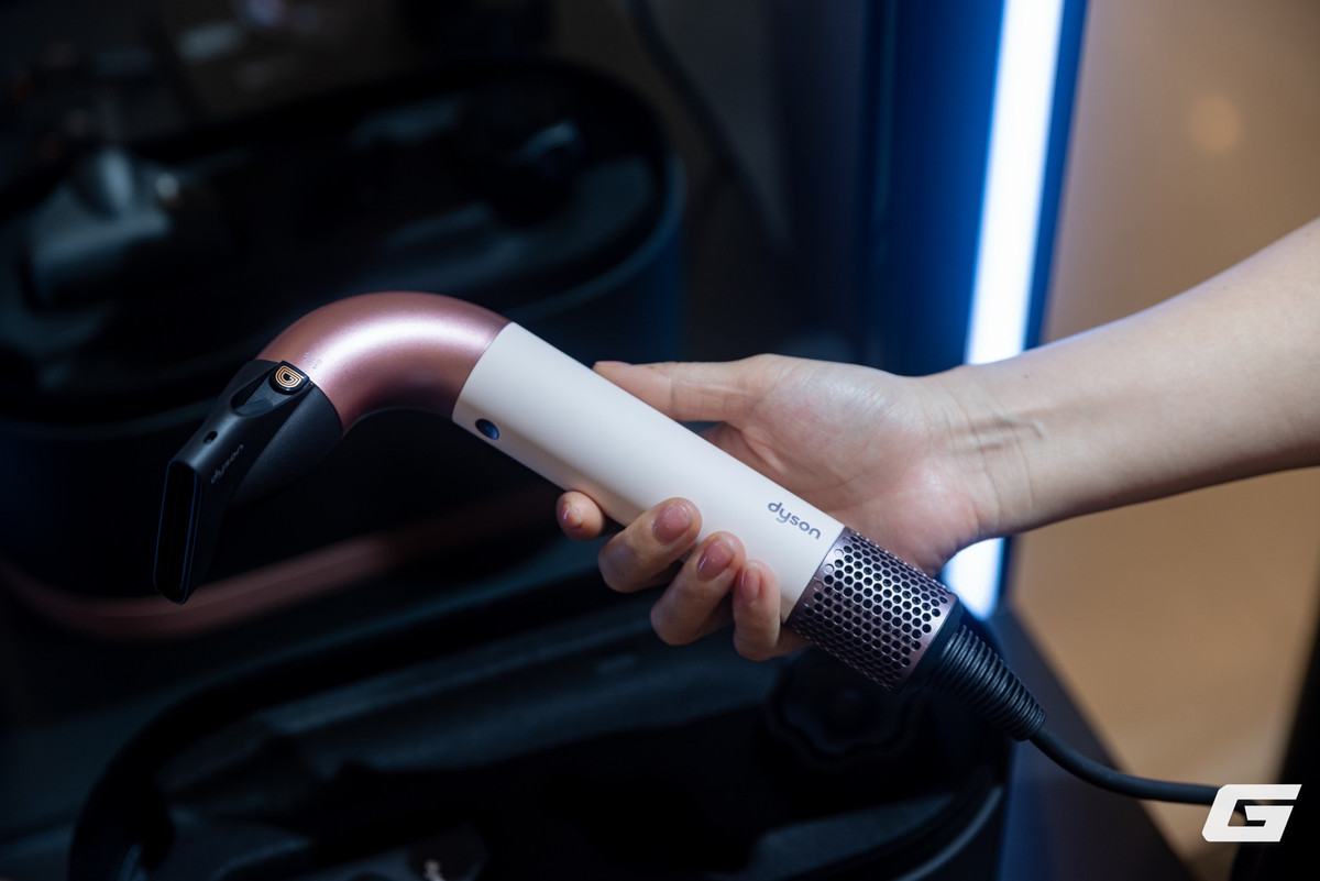 5 đầu sấy đi kèm phục vụ nhiều mục đích: từ suôn mượt, chống xù đến làm ẩn tóc con.(Ảnh: Genk)