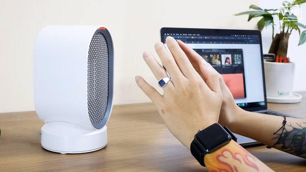 Thiết bị này tỏa hơi ấm ổn định, đủ giữ nhiệt cho phần thân trên mà không làm nóng cả căn phòng, giúp cơ thể dễ chịu khi ngồi lâu.