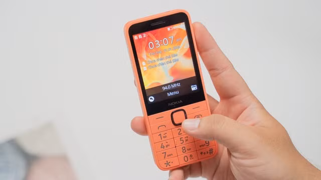 Dù smartphone ngày càng chiếm ưu thế trên thị trường, điện thoại bàn phím phổ thông vẫn duy trì sức hút nhờ ưu điểm giá bán phải chăng, thời lượng pin dài, độ bền cao và giao diện đơn giản, phù hợp với người lớn tuổi, học sinh, người lao động hoặc những ai cần một thiết bị phụ để nghe gọi và nhắn tin hằng ngày, đồng thời các mẫu điện thoại thế hệ mới còn được nâng cấp lên mạng 4G, cổng sạc USB Type-C và nhiều tiện ích hiện đại giúp kéo dài vòng đời sử dụng.