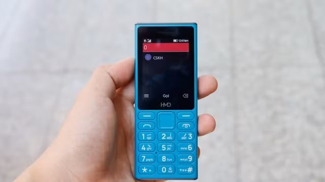 Trong phân khúc dưới 1 triệu đồng, Nokia HMD 105 là một trong những mẫu điện thoại bàn phím nổi bật khi sở hữu màn hình QVGA 2,4 inch, vi xử lý Unisoc T127, bộ nhớ trong 128 MB và viên pin 1.450 mAh cho thời gian sử dụng nhiều ngày, bên cạnh đó máy còn hỗ trợ mạng 4G, cổng sạc USB Type-C và đạt chuẩn kháng bụi, nước IP54, trở thành lựa chọn phù hợp cho người dùng cần một chiếc điện thoại bền bỉ với mức giá khoảng 700.000 đồng.
