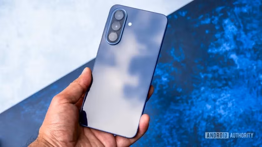 Mẫu smartphone tầm trung Samsung Galaxy A57 vừa ra mắt tại Việt Nam đang khiến giới công nghệ bất ngờ khi sở hữu nhiều trang bị cao cấp hiếm thấy trong phân khúc giá khoảng 12 triệu đồng. (Android Authority)