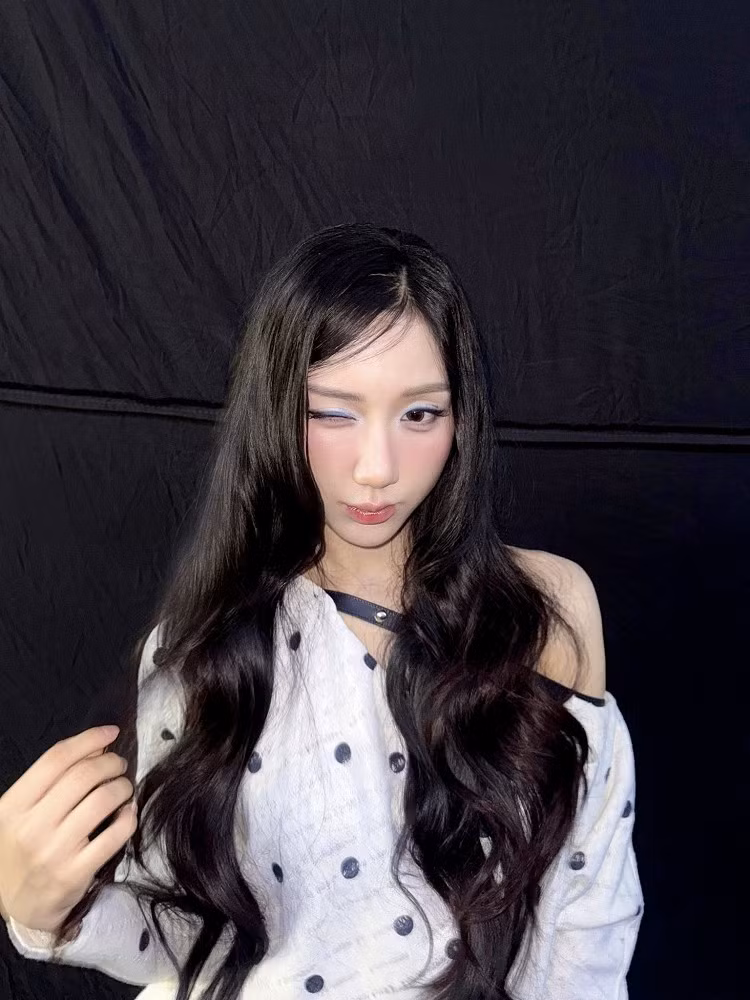 Việc để lộ hình xăm cá nhân từng khiến cộng đồng mạng bàn tán, dù bản thân Mina Young cho rằng nó giúp cô che đi vết sẹo cũ.