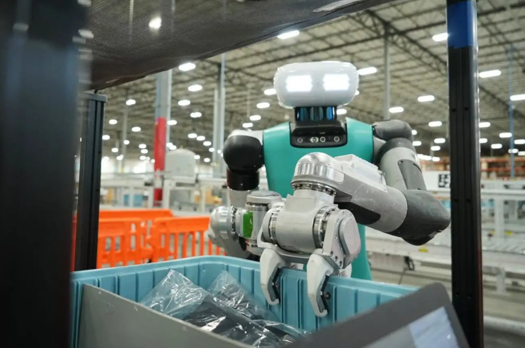 Tại nhà máy của Schaeffler, robot Digit đã được triển khai để thay thế các công việc lặp lại như vận chuyển linh kiện nặng.