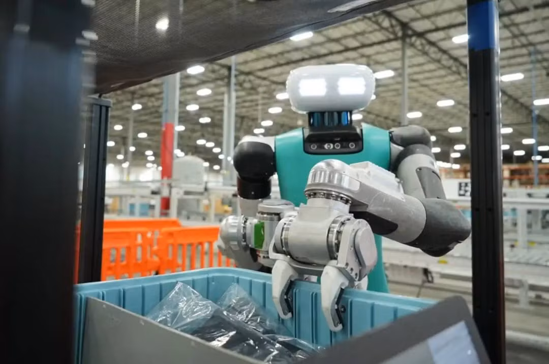 Tại nhà máy của Schaeffler, robot Digit đã được triển khai để thay thế các công việc lặp lại như vận chuyển linh kiện nặng.