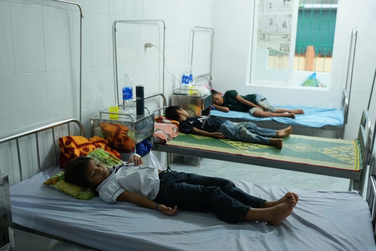 Hơn 40 học sinh ngộ độc thực phẩm khiến phụ huynh phẫn nộ.