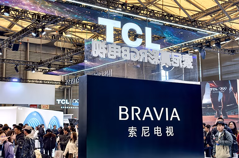 Thị trường phản ứng trái chiều: cổ phiếu TCL tăng mạnh, trong khi cổ phiếu Sony giảm 20%.