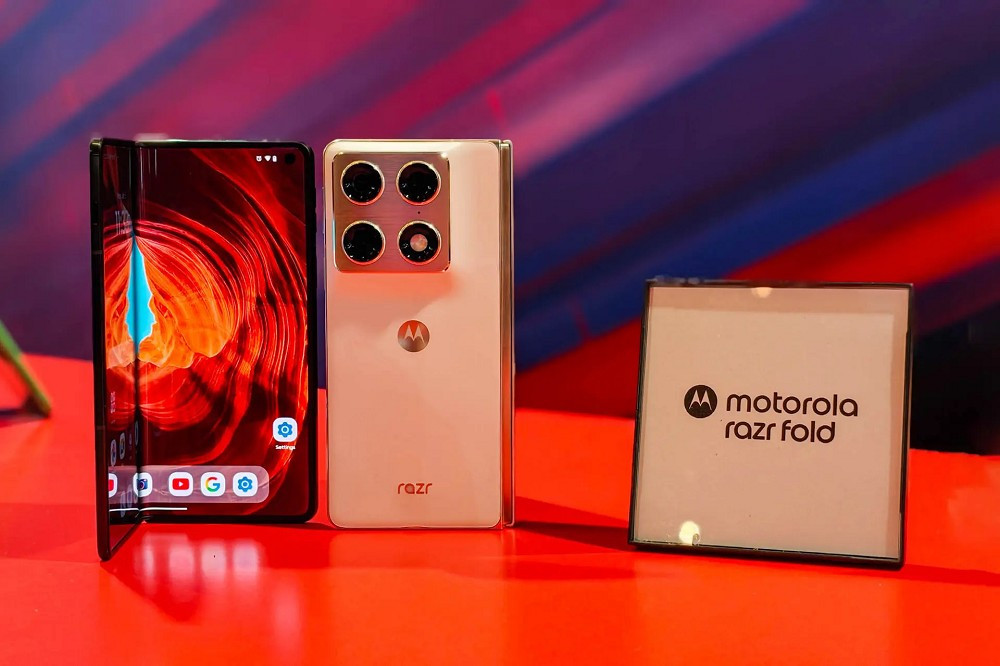 Motorola cũng gây chú ý với Razr Fold dạng sách, hỗ trợ bút stylus và cụm camera 50MP, nhấn mạnh tính di động cho người dùng chuyên nghiệp.