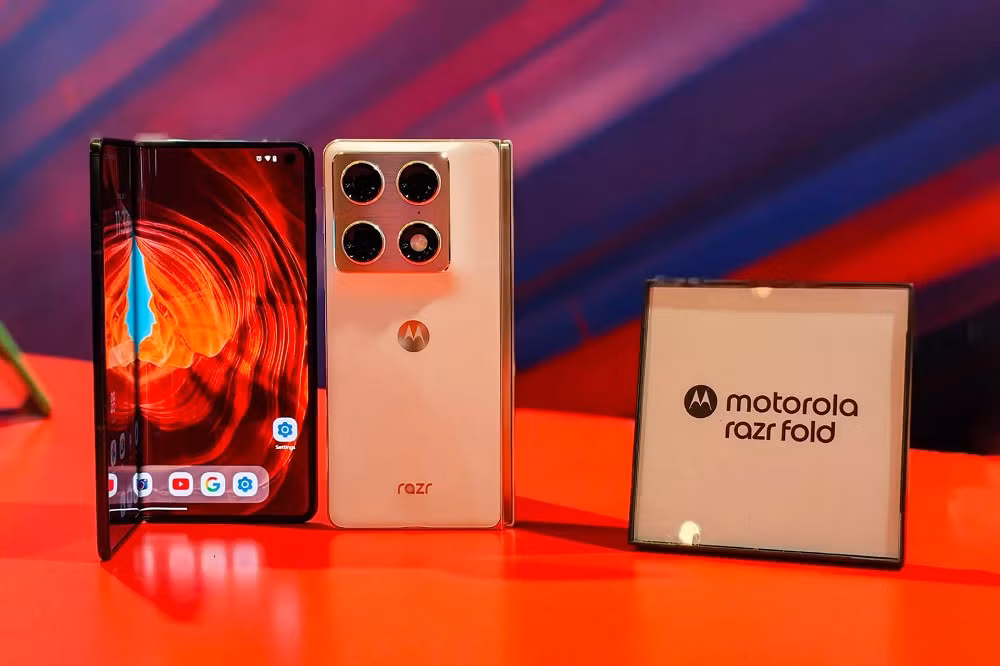 Motorola cũng gây chú ý với Razr Fold dạng sách, hỗ trợ bút stylus và cụm camera 50MP, nhấn mạnh tính di động cho người dùng chuyên nghiệp.