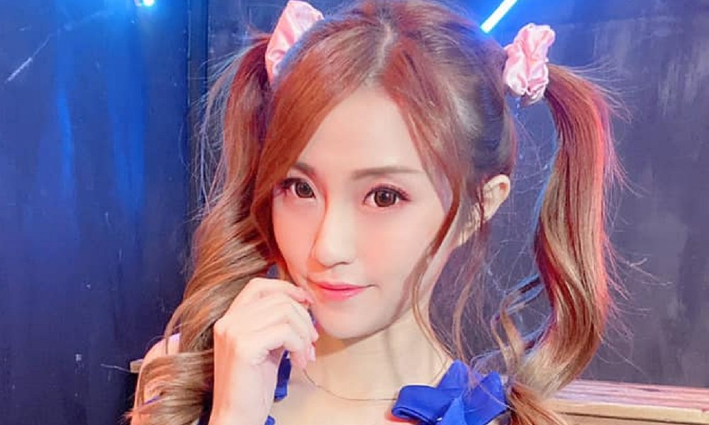 Từ ánh mắt, nụ cười đến dáng pose, cô thể hiện rõ sự nhập tâm vào vai diễn.