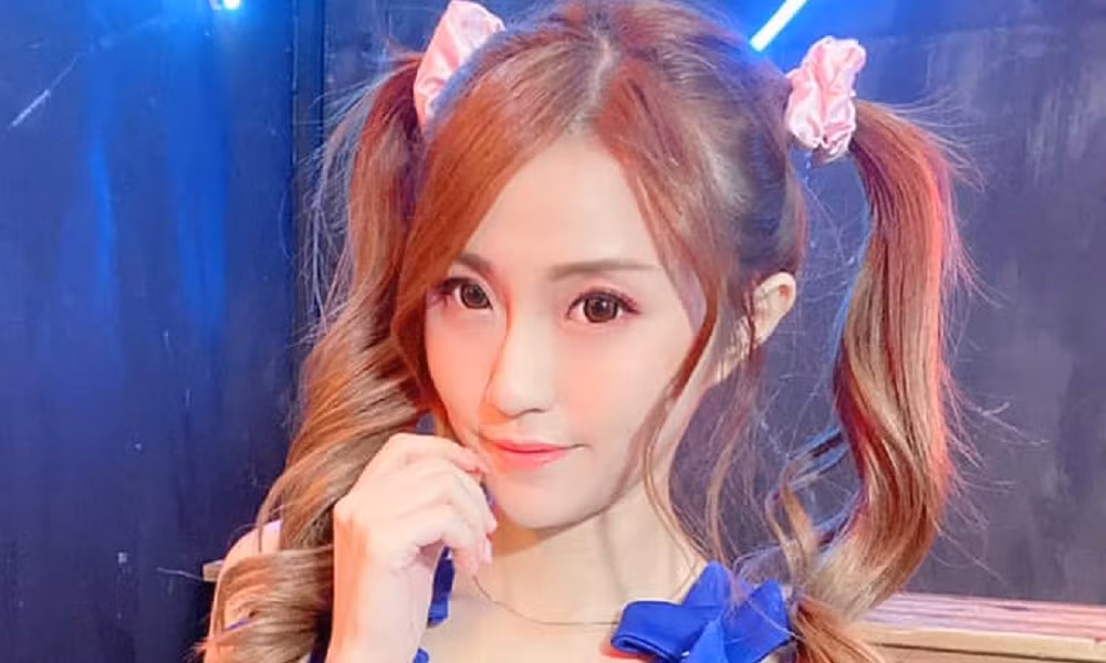 Từ ánh mắt, nụ cười đến dáng pose, cô thể hiện rõ sự nhập tâm vào vai diễn.