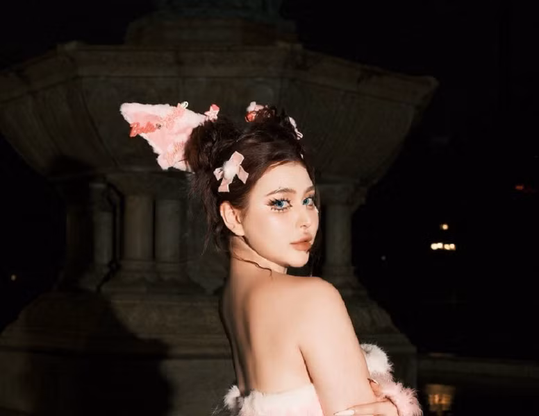 Trong bộ ảnh mới, Sunna hóa thân thành thỏ trắng với corset hồng pastel khoe trọn đường cong gợi cảm và đôi chân dài nuột nà.