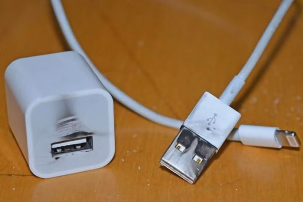 Tương tự, cáp sạc kém chất lượng cũng là “thủ phạm thầm lặng” khi có thể khiến điện thoại quá nhiệt, giảm tuổi thọ pin và thậm chí làm hỏng cổng sạc sau thời gian ngắn sử dụng.