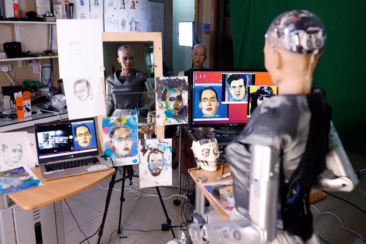 Cô còn tham gia vào nghệ thuật kỹ thuật số, với tác phẩm NFT từng được bán gần 700.000 USD năm 2021.