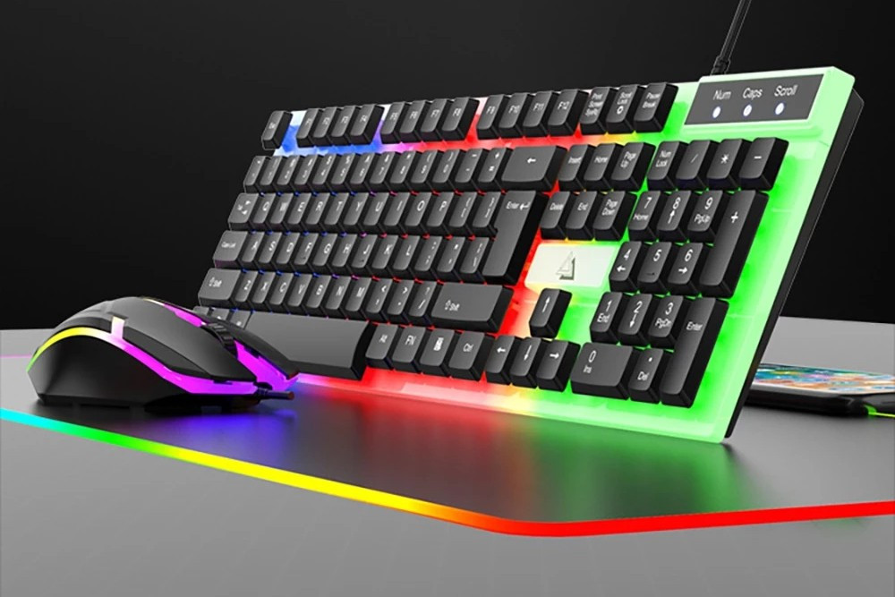 Bàn phím cơ đa sắc giúp góc làm việc sinh động hơn nhờ màu sắc nổi bật và cảm giác gõ “đã tay”.