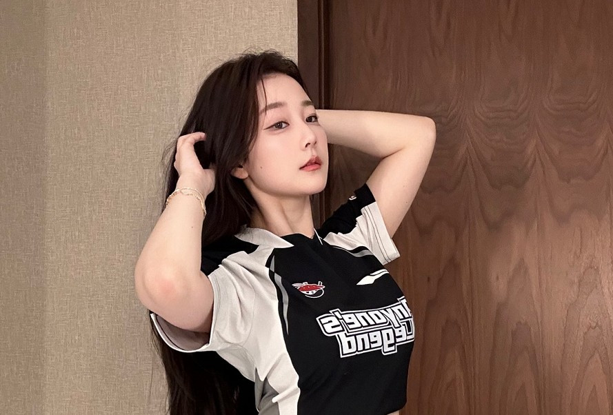 Trước đó, Kitty từng là gương mặt quen thuộc trên kênh LPL English và ghi điểm nhờ phong thái chuyên nghiệp.