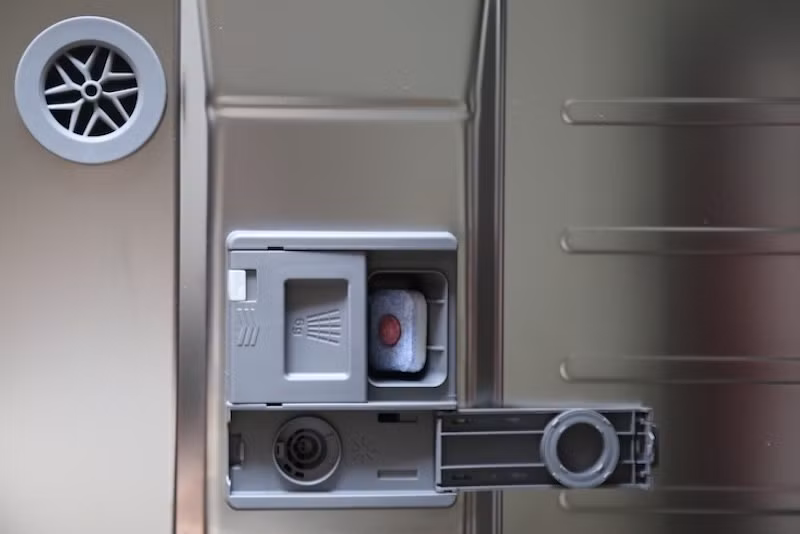 Máy có 8 chế độ rửa với 7 mức nhiệt khác nhau, gồm rửa chuyên sâu 72°C, rửa im lặng, Eco và tự động tiết kiệm năng lượng.