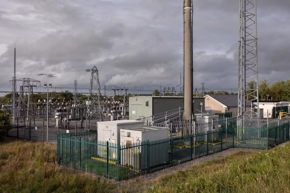 Hiệu suất sử dụng điện (PUE) toàn cầu chỉ đạt 1,56, gây lãng phí lớn cho ngành AI.