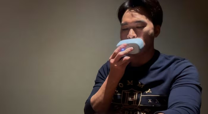 Bên trong thiết bị là hệ thống động cơ nhỏ điều khiển nhiều đầu chải di chuyển đa chiều, giúp làm sạch đồng thời cả hai mặt răng.