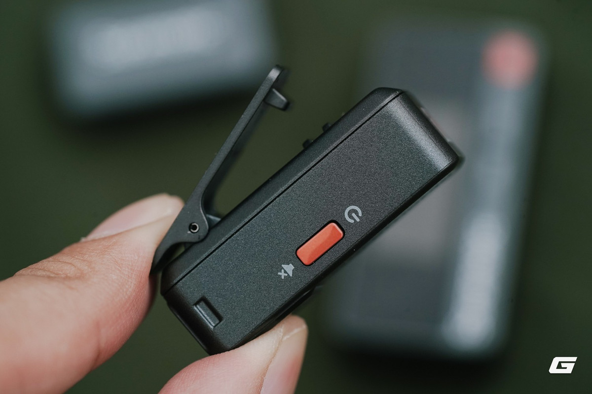 Với hai mic thu kèm sẵn kẹp và nam châm, bạn dễ dàng cố định vào cổ áo, tiện cho vlog, phỏng vấn hay thu âm bài hát.(Ảnh: Genk)