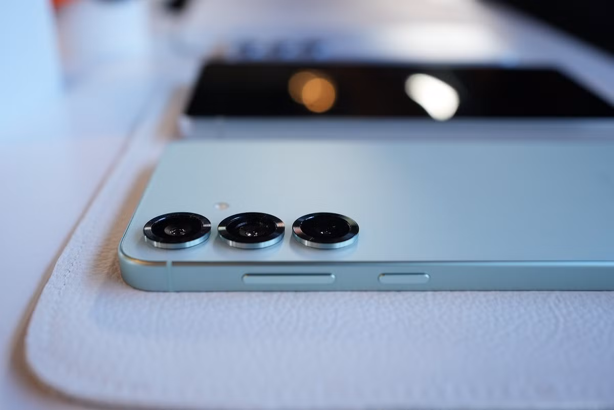 1. Samsung Galaxy S25 chỉ nặng 162g, nhẹ hơn cả Galaxy S24 nhờ tối ưu vật liệu.