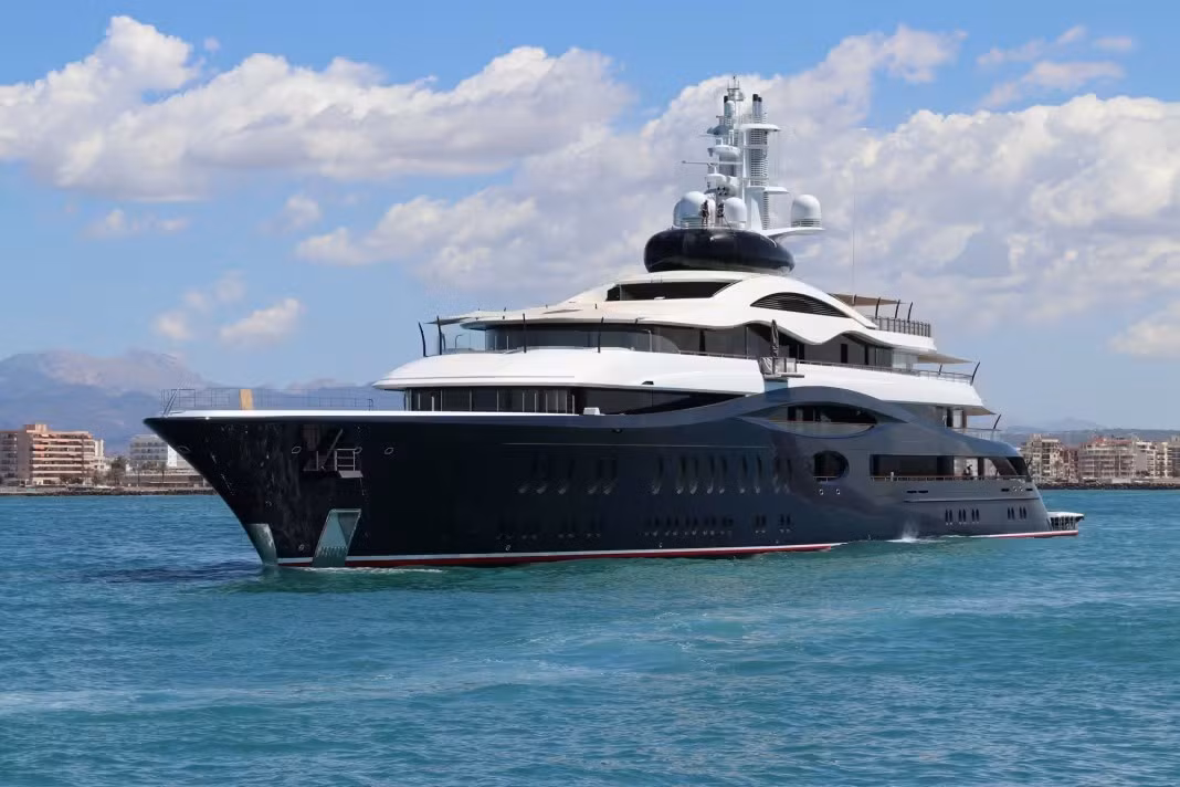 Sau mùa hè dài ở French Riviera, siêu du thuyền Launchpad của Mark Zuckerberg đã rời châu Âu, hướng đến Mỹ hoặc vùng Caribe để đón kỳ nghỉ mùa đông.