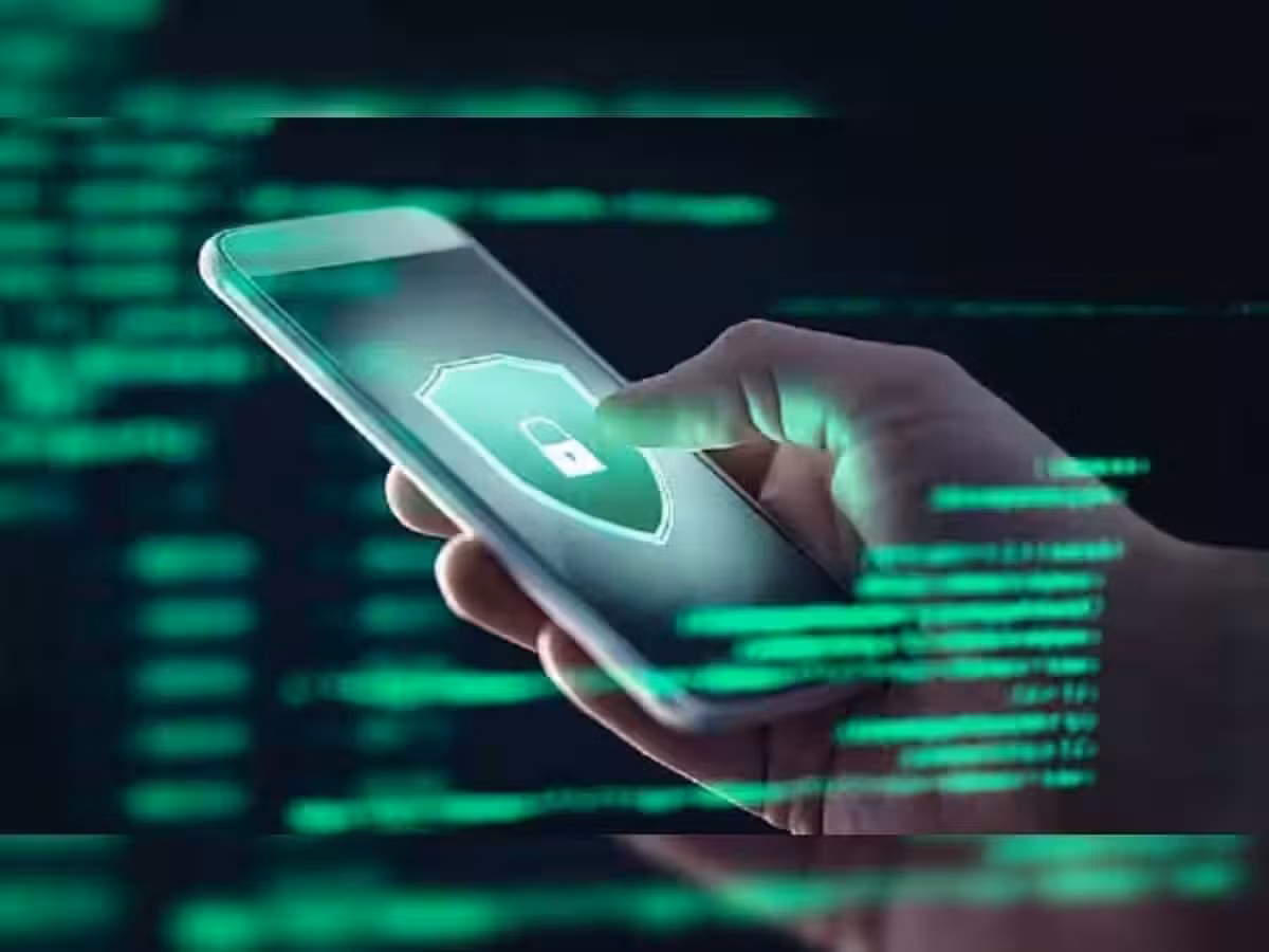 Các chuyên gia khuyến cáo nên xóa ứng dụng vay tiền không dùng, hủy liên kết ngân hàng và bật bảo mật sinh trắc để tránh bị tấn công.