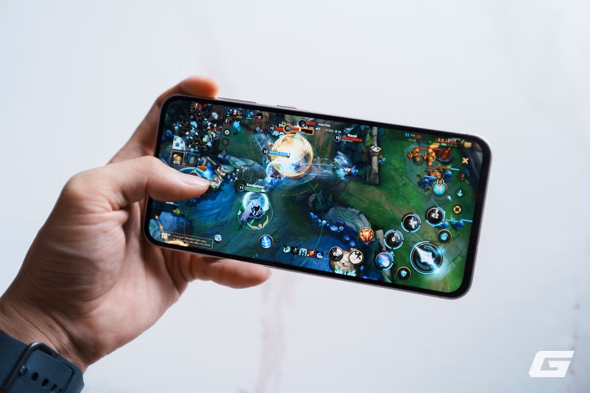 Về hiệu năng, chip Exynos 1580 cùng hệ thống tản nhiệt buồng hơi mang lại trải nghiệm chơi game và đa nhiệm vượt mong đợi trong tầm giá. (Ảnh: Genk)