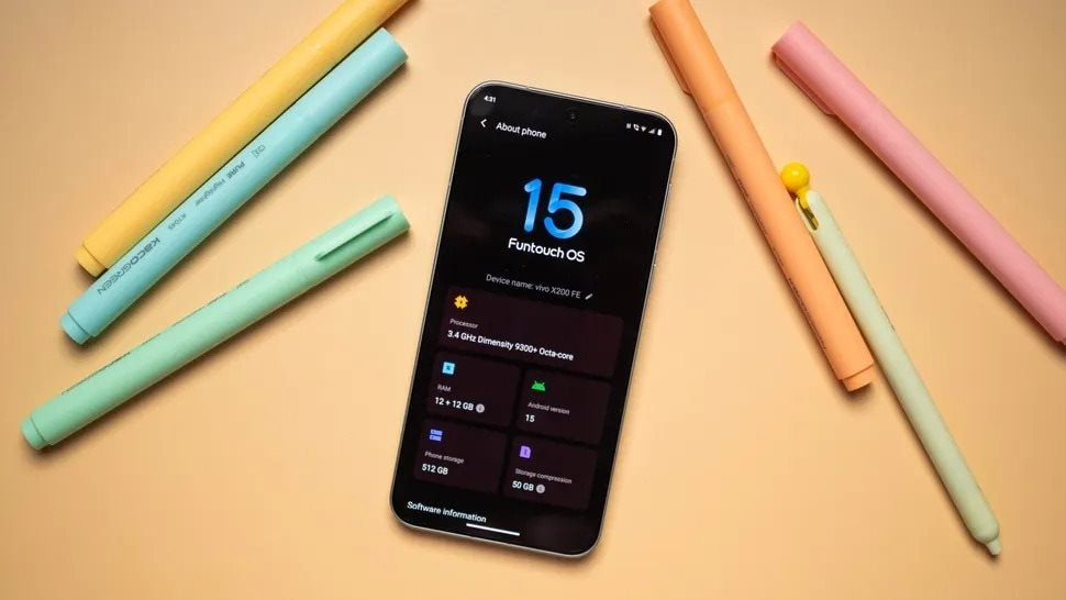 Thiết kế Frost Blue và Amber Yellow tạo cảm giác sang trọng, cầm nắm cực thoải mái.