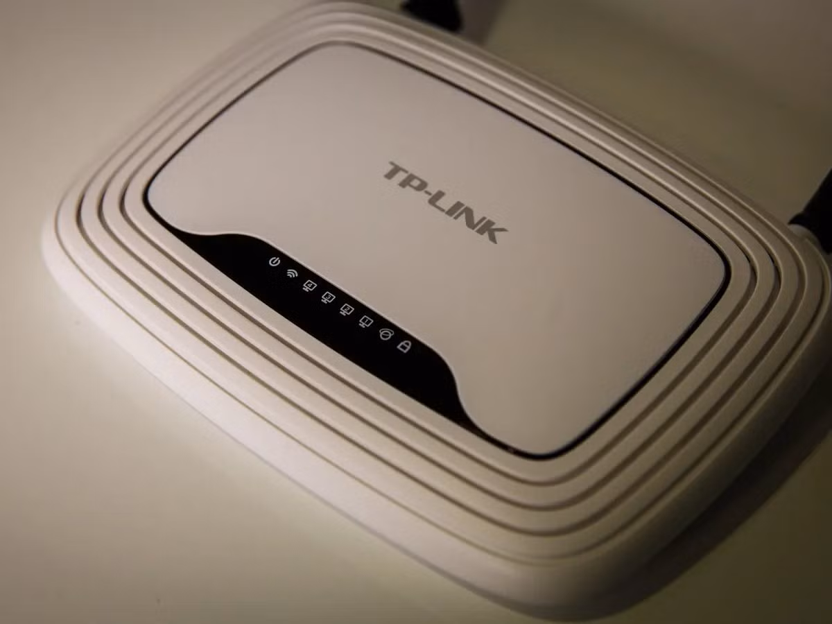 Trong suốt hơn 20 năm qua, những chiếc router Wi-Fi mang logo TP-Link đã trở thành hình ảnh quen thuộc trong nhiều gia đình và văn phòng tại Việt Nam, đến mức cái tên này gần như đồng nghĩa với khái niệm “cục phát Wi-Fi”.
