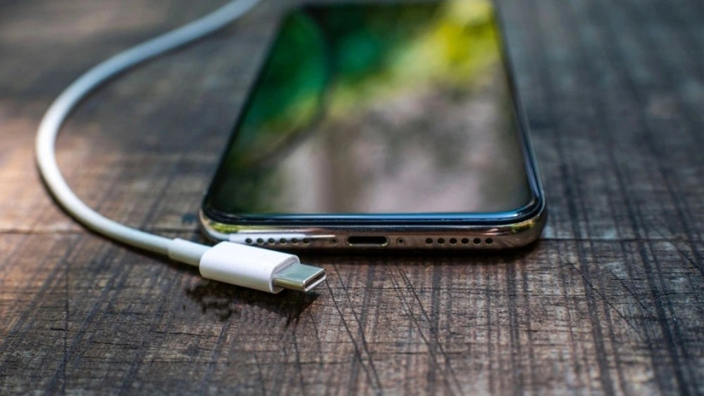 Cổng USB trên điện thoại hỗ trợ sạc pin, truyền dữ liệu và kết nối nhiều phụ kiện khác.