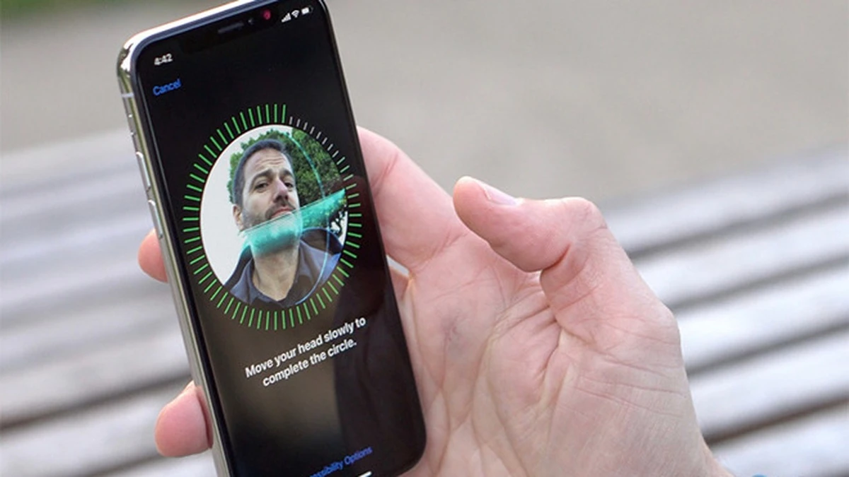 Nguyên nhân là camera điện thoại thực tế ghi lại toàn bộ khung hình trong tầm nhìn, chứ không chỉ khuôn mặt như vòng tròn hướng dẫn trên màn hình.