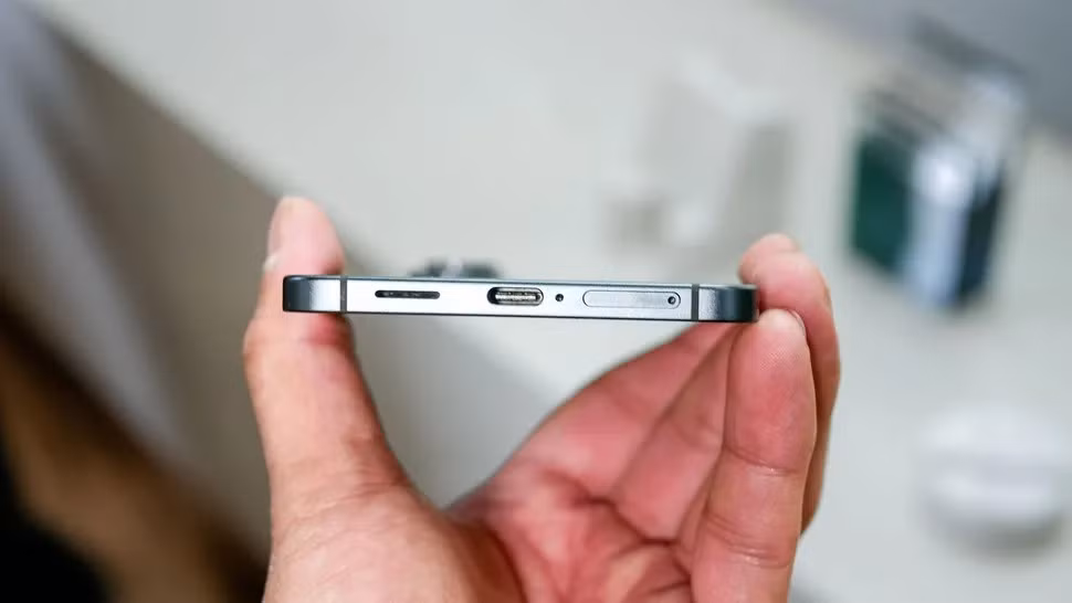 Pin 3.900mAh và sạc 25W khiến S25 Edge yếu thế so với S25 Plus và Ultra.