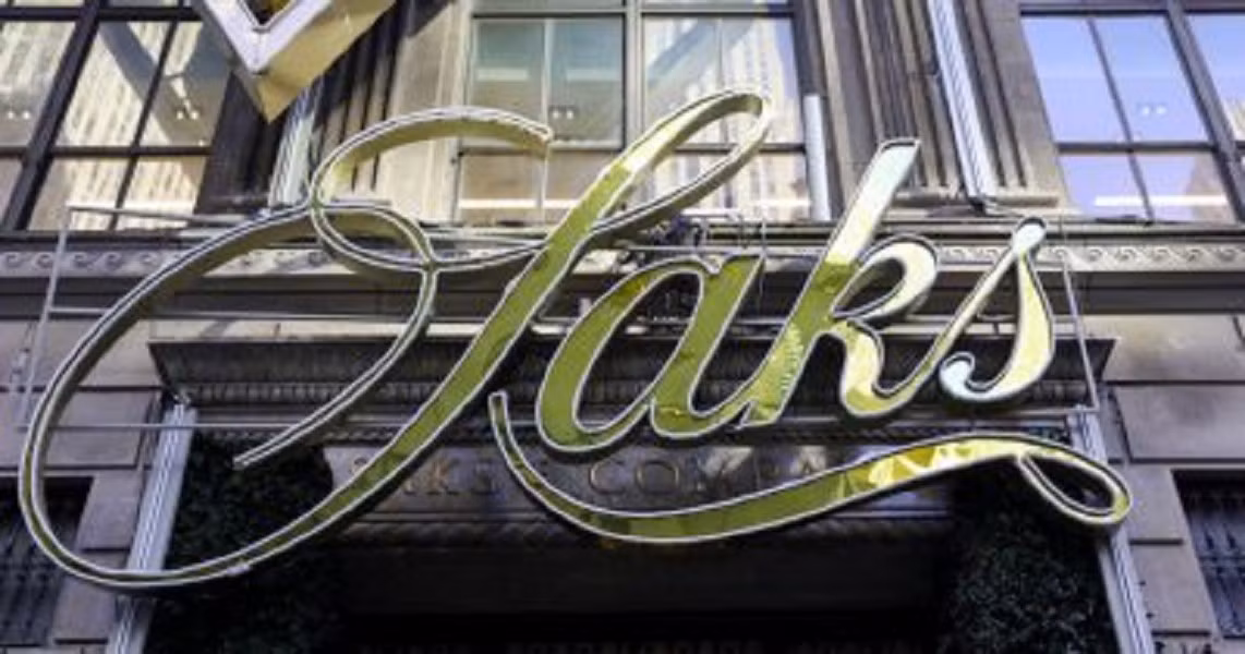 Amazon cáo buộc Saks quản lý tài chính yếu kém, đốt hàng trăm triệu USD chỉ trong chưa đầy một năm và để lại núi hóa đơn chưa thanh toán.