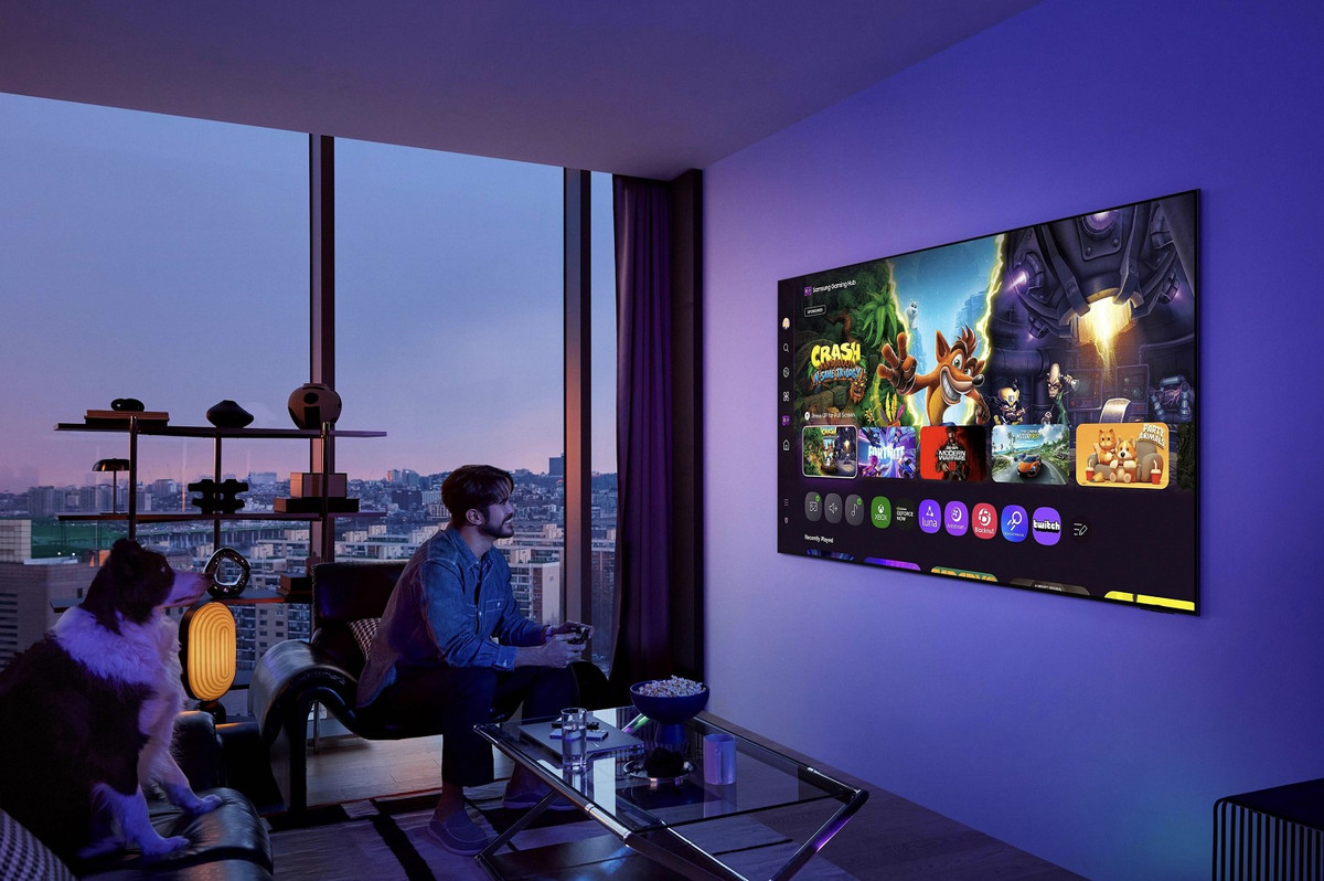 Samsung AI TV 2025 đóng vai trò trung tâm trong ngôi nhà thông minh khi cho phép kết nối và điều khiển thiết bị gia dụng qua màn hình lớn.