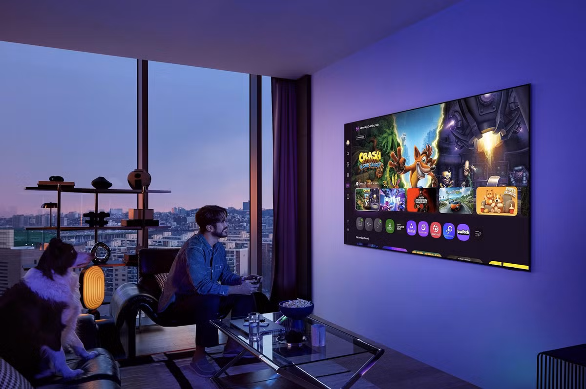 Samsung AI TV 2025 đóng vai trò trung tâm trong ngôi nhà thông minh khi cho phép kết nối và điều khiển thiết bị gia dụng qua màn hình lớn.