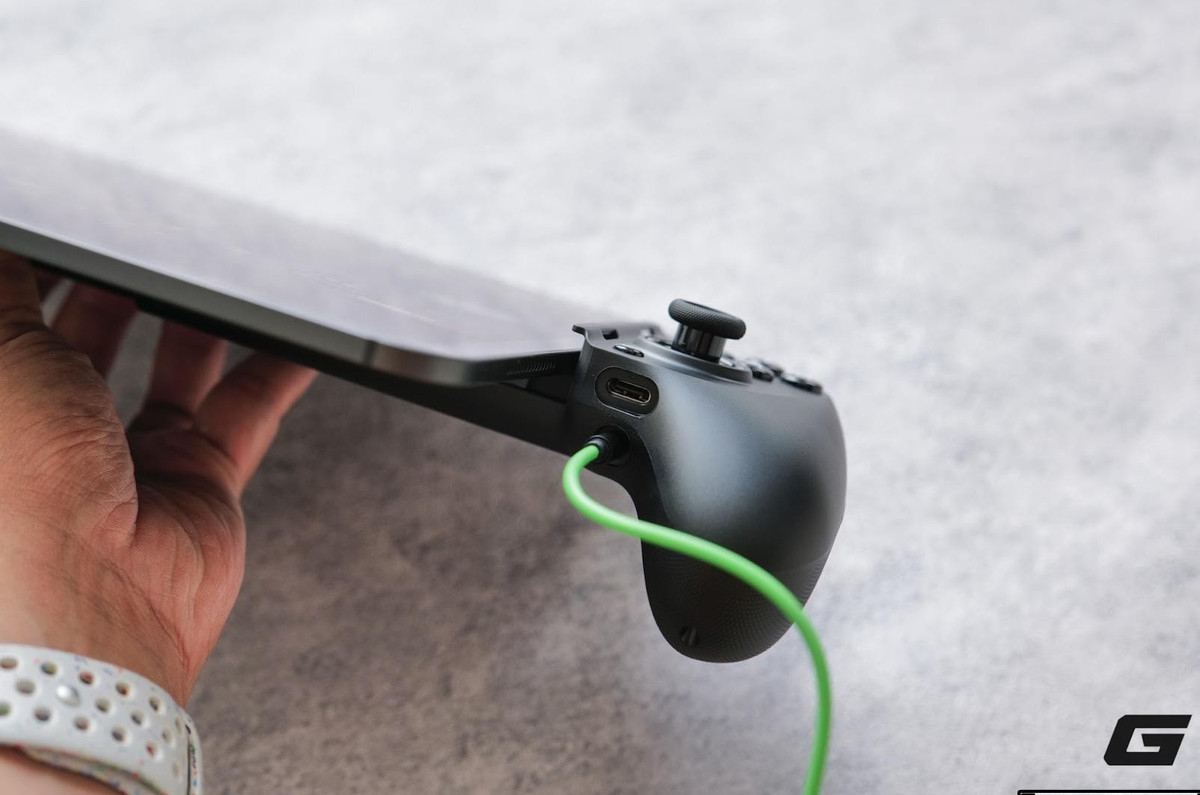 Tay cầm hỗ trợ cổng sạc USB-C, jack 3.5mm, 4 nút phụ gán chức năng và có thể kết nối với PC để chơi game đa nền tảng.(Ảnh: Genk)