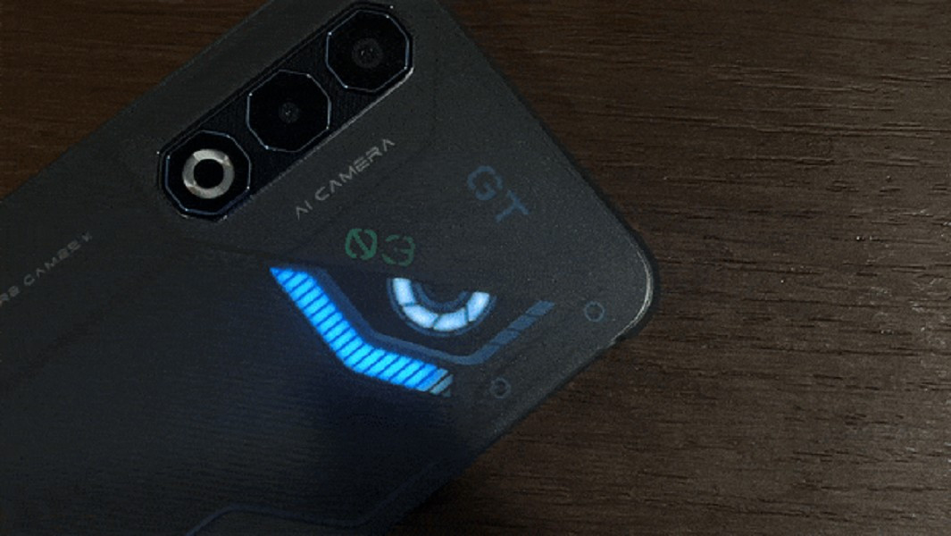 Thiết kế mặt lưng mạnh mẽ với dải đèn LED đổi màu tùy chỉnh, đúng chất gaming phone hiện đại.(Ảnh: Genk)