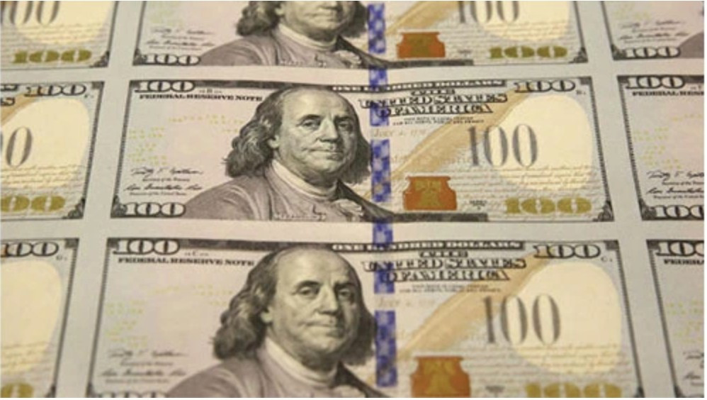 Chân dung của Benjamin Franklin được in trên tờ 100 USD. Ảnh: AP