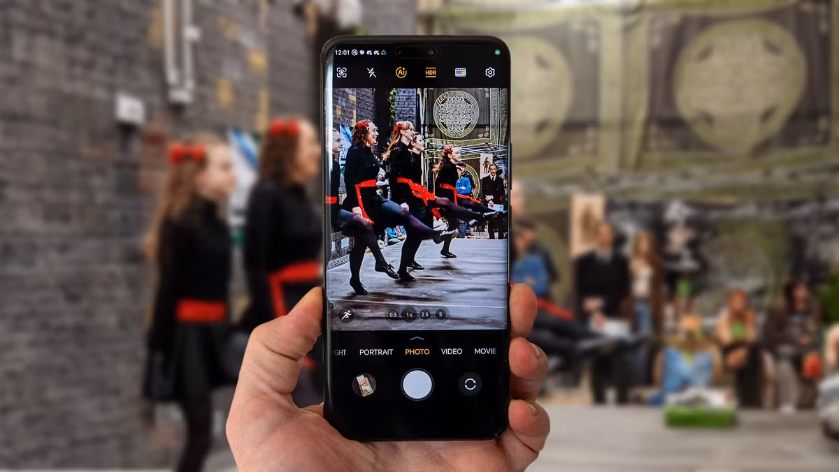 Android thường cập nhật nhanh các xu hướng mới, từ công nghệ màn hình gập đến camera AI siêu phân giải.(Ảnh: Android Central)