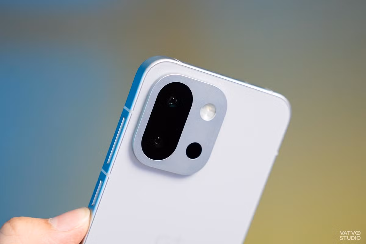 2. OnePlus 13T có thiết kế nhỏ gọn với màn hình 6,3 inch, phù hợp người thích điện thoại cầm vừa tay. (Ảnh: vatvostudio)