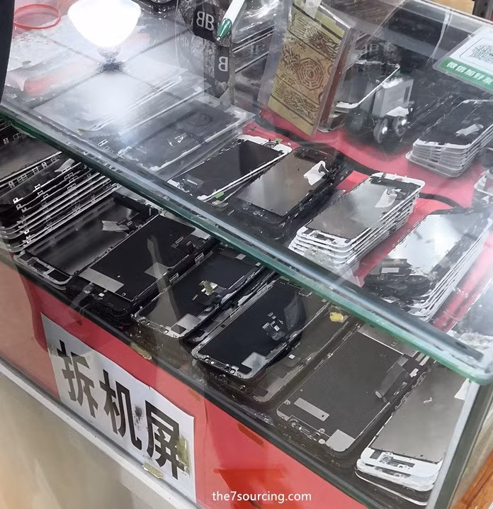 Hồng Kông đóng vai trò là điểm trung chuyển, nơi hàng lậu được gom về rồi đưa sang Thâm Quyến qua các kênh tinh vi. (Ảnh: the7electronics)