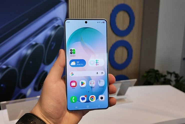 Galaxy S26 Ultra ra mắt trong làn sóng tranh cãi quảng cáo, nhưng trải nghiệm thực tế cho thấy đây là một “con quái vật” smartphone. Nó khắc phục triệt để nhược điểm công thái học của thế hệ trước.