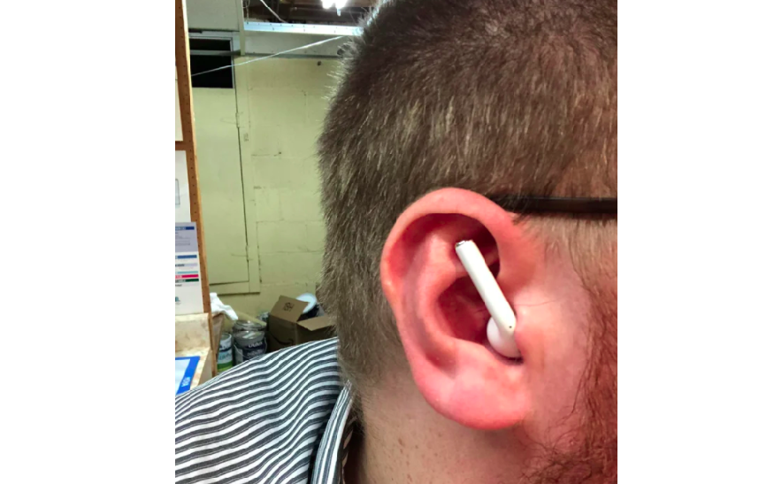 Cách đeo “dị” này cũng khiến thao tác bóp cuống để điều khiển nhạc hoặc chuyển chế độ gần như không thể thực hiện.