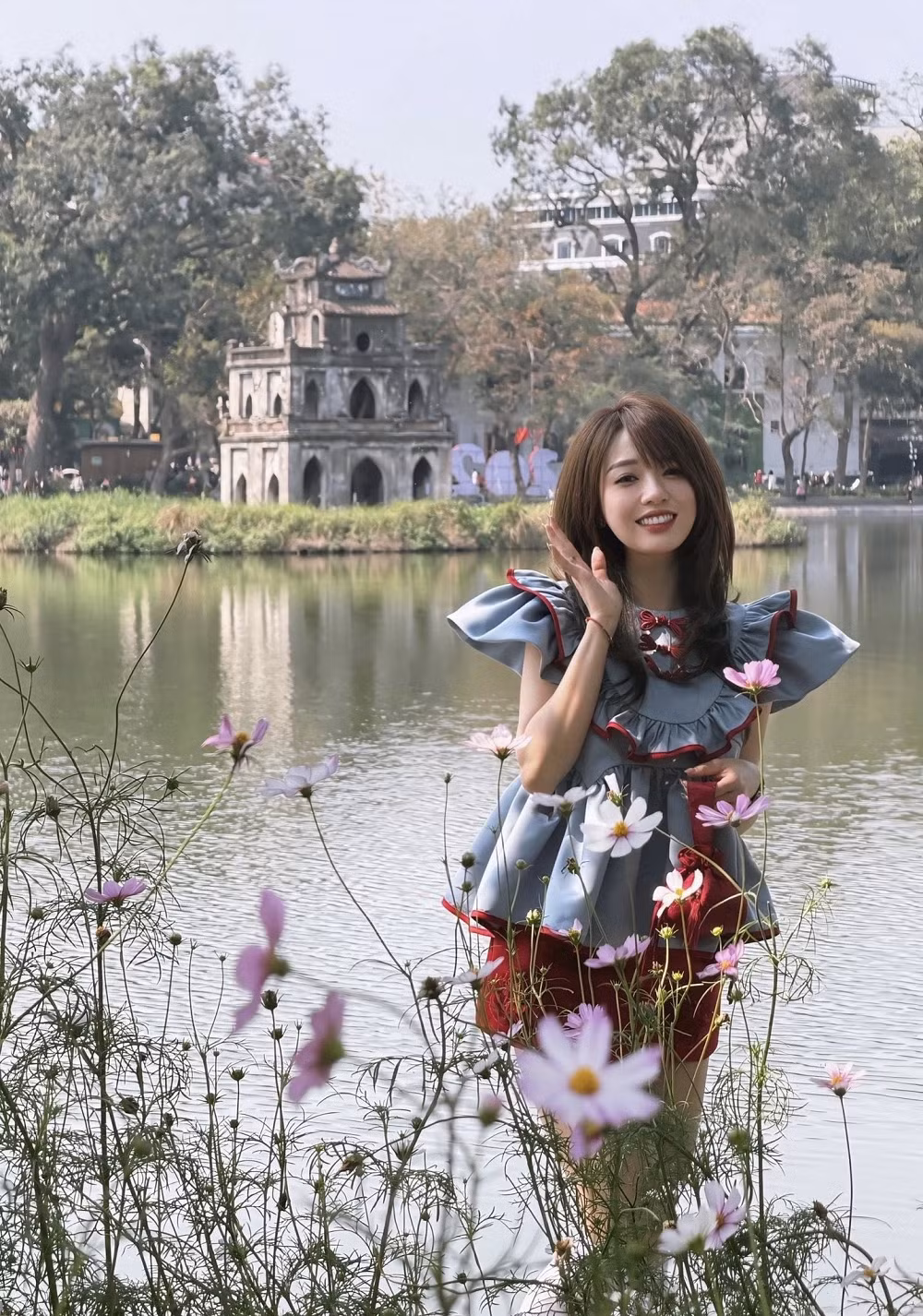 Khoảnh khắc bước đi nhẹ nhàng giữa con đường rợp bóng cây khiến fan rung động.