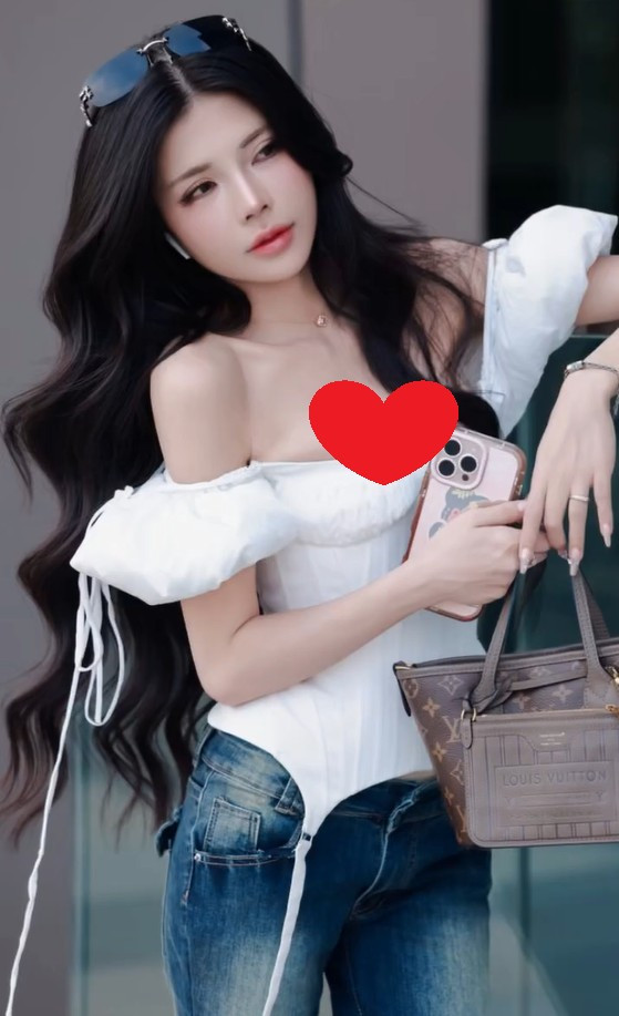 Với lợi thế ngoại hình xinh đẹp cùng thần thái chuyên nghiệp, nữ MC quen mặt của VCS nhanh chóng chiếm trọn spotlight.